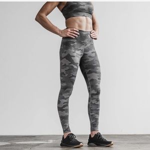 NWT NOBULL High-rise plush Heather tight 28” in dark fallen rock camo- medium